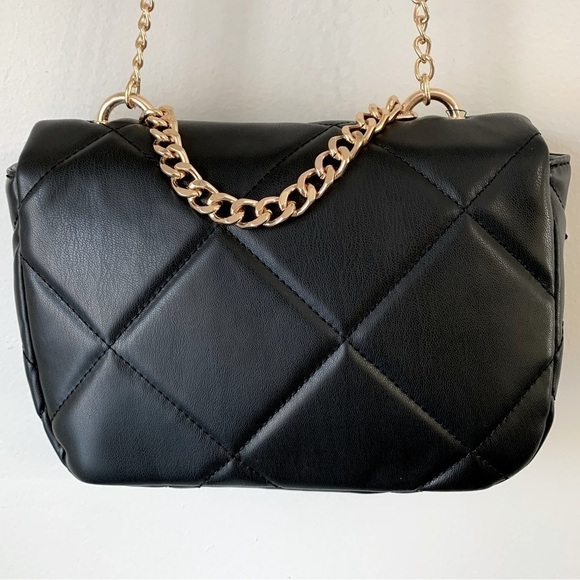 Badgley Mischka Black Small Chain
Crossbody Bag with Big Diamond
Quilting NWT - Picture 16 of 16